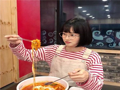 在厨房边做饭边被躁BD麻豆,厨房达人BD麻豆：烹饪乐趣无限-3